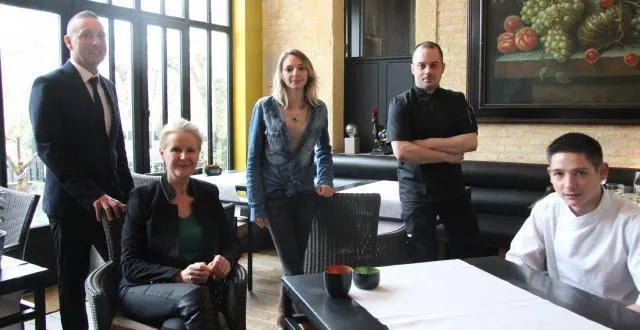 photo olivier lorel, chef de salle ; joëlle marié, directrice ; lucile jeudy, serveuse ; dimitri thibaud, second de cuisine et jonathan lorel, chef de cuisine. &copy; delphine le normand
