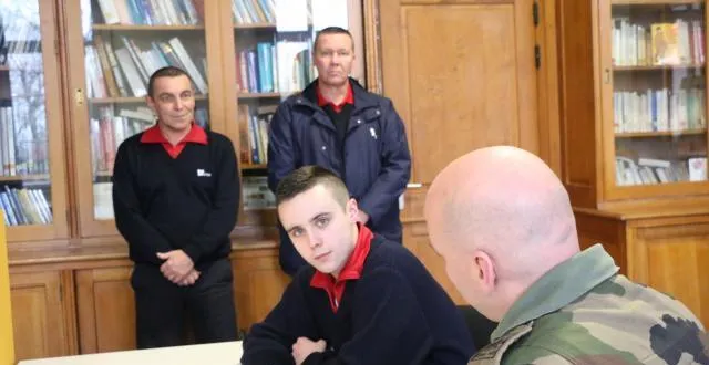 photo sous le regard des encadrants de l’epide, thomas signe sont contrat avec l’armée de terre. &copy; ouest-france
