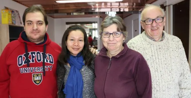 photo manith doung (deuxième à gauche), entourée de tamine, yvette et bertrand, bénévoles de l’association. &copy; gautier coton