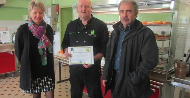 photo christophe germain est accompagné de viviane boulière, gestionnaire du lycée auguste-chevalier, à domfront-en-poiraie, et de christian jenvrin, proviseur. &copy; ouest-france