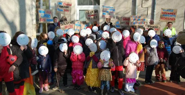 photo les parents se sont réunis, hier après-midi, pour réclamer le maintien des cinq classes. &copy; ouest-france