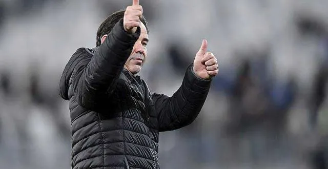 photo l'entraineur d'angers sco stéphane moulin, vient saluer les supporters à la fin du match, à bordeaux. &copy; thomas bregardis