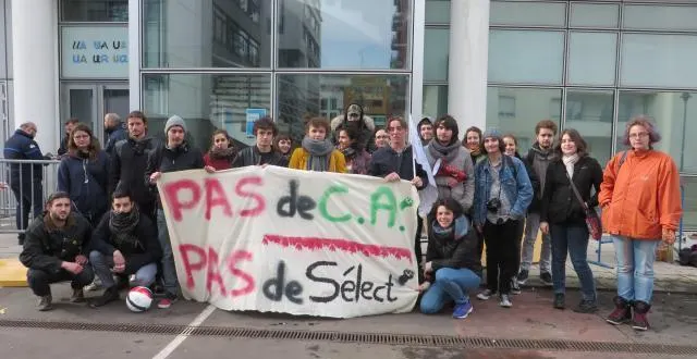 photo les étudiants ont bloqué l'entrée à la faculté de droit et au conseil d'administration. &copy; ouest-france
