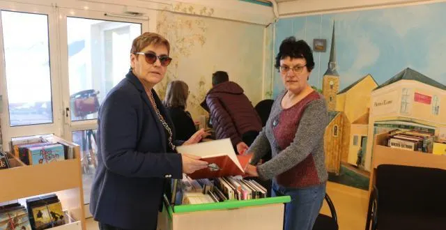 photo carole heulot, première adjointe (à gauche) et maryvonne, bénévole à la bibliothèque. a l'arrière-plan: la partie de la fresque qui doit être déplacée. &copy; ouest-france