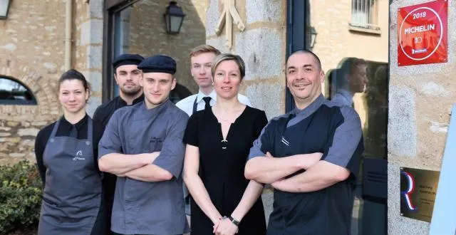 photo l'équipe du restaurant l'alezan d'alençon presqu'au complet : floriane lacroix, kévin lenoir, guillaume taverne, clément bérard, caroline et adrien chauvin. (manque pierre bouvet) &copy; fabienne gérault