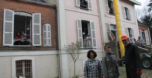 photo les propriétaires pascale luciani et philippe derambure, avec entre eux deux, stéphanie thomas, coprésidente de l’association des amis du château ; aux fenêtres, une partie des bénévoles du week-end. &copy; nathalie hamon