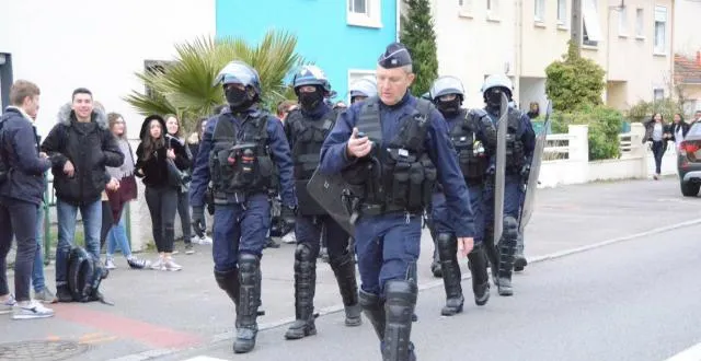 photo une dizaine de policiers sont intervenus de manière musclée, jeudi matin, devant le lycée jean-perrin. &copy; dr