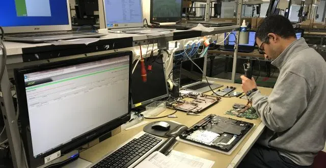 photo le technicien de réparation change les pièces défectueuses qui ont été identifiées par le technicien de diagnostic. &copy; ouest-france