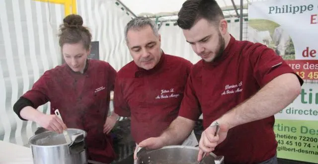 photo démonstration culinaire avec d'un côté, une carbonade avec de la bière fléchoise et de l'autre, un riz au lait. &copy; ouest-france.