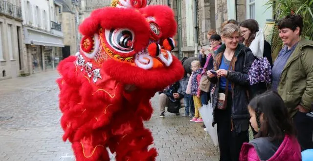 photo la traditionnelle danse du lion permet de chasser les mauvais esprits. &copy; rose nicolas