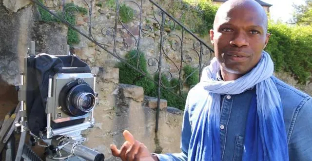 photo le photographe jonas missaye explique le fonctionnement de la chambre. &copy; ouest-france