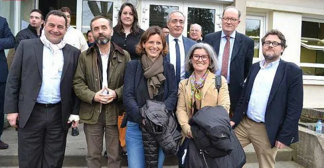 photo politique. l'appel d'angers, du buzz à l'oubli ? &copy; angers, le 27 mars. la réunion fondatrice de l'appel d'angers avait réuni notamment robert ménard, le maire de béziers, et son épouse, emmanuelle, députée (au centre). mais aussi jean-frédéric poisson, le président du parti chrétien démocrate (à gauche) et pascal gannat, l'ex-chef de file du fn au conseil régional des pays-de-loire (à droite, en haut).
