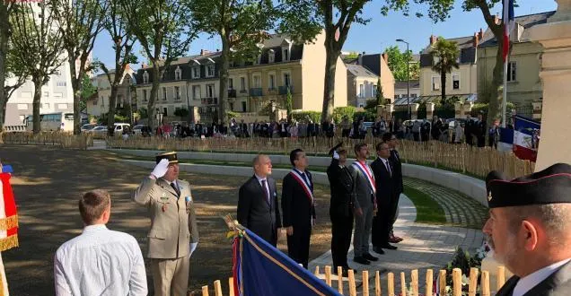 photo les officiels ont déposé chacun une gerbe.
