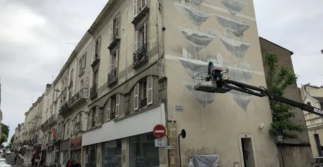 photo daniel muñoz réalise une fresque mural à l'angle de la rue du mail et de la parcheminerie. &copy; maxime huteau.