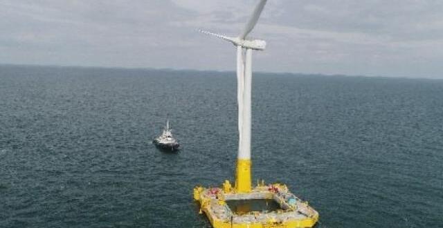 photo l’éolienne floatgen à son arrivée sur son site d’exploitation, au large du croisic.