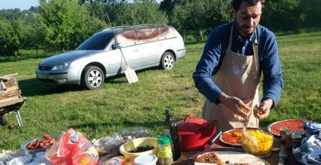 photo samedi, une soirée autour d’une création de l’artiste, une « voiture four à pizza », était organisée à la ferme les p’tits grains, à montilly-sur-noireau. &copy; maxime pionneau