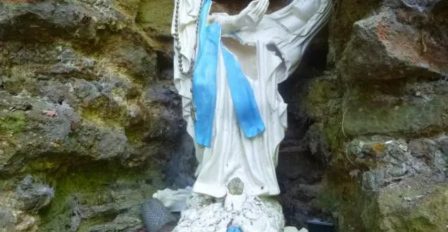 photo sainte-gemmes-d'andigné. la vierge de la grotte de l'homme vandalisée