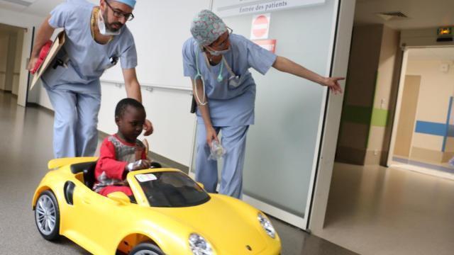 À Poitiers, les enfants viennent au bloc opératoire en Porsche