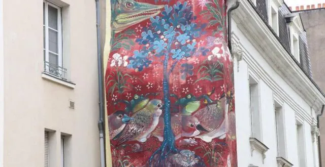 photo place du pilori, hitnes a réalisé une fresque animalière qui interpelle tous les passants. &copy; laurent beauvallet