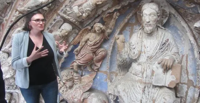 photo la conservatrice clémentine mathurin, devant une partie du portail de la cathédrale d’angers, rare ensemble riche de sculptures dont une galerie a conservé pendant 600 ans les couleurs. &copy; ouest-france