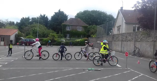 photo pratique sur le circuit tracé sur la cour de l'école