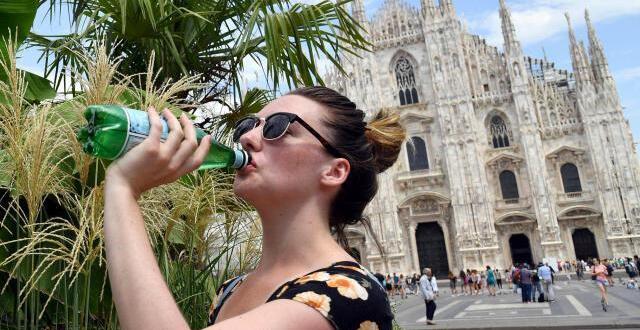 photo l'été sera plus chaud que la moyenne sur une partie de l'europe, notamment sur le bassin méditerranéen (ici, une touriste se désaltérant devant la cathédrale de milan, en italie).