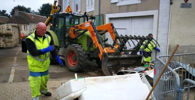 photo des agents des communes voisines sont venus prêter main-forte pour nettoyer le village. &copy; david chollet
