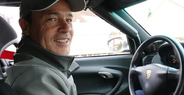 photo christophe peyrat, dans le défilé arnage dans la course, au volant de sa porsche 996 gt3 club sport. &copy; ouest-france