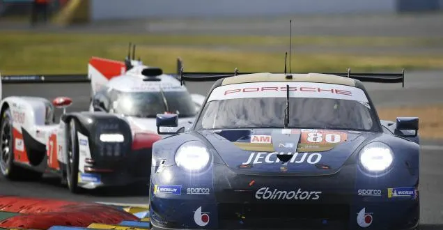 photo deux voitures, deux catégories : une porsche 911 de lmgte am et une toyota hybrid de lmp1. &copy; photo archives ml - hervé petitbon