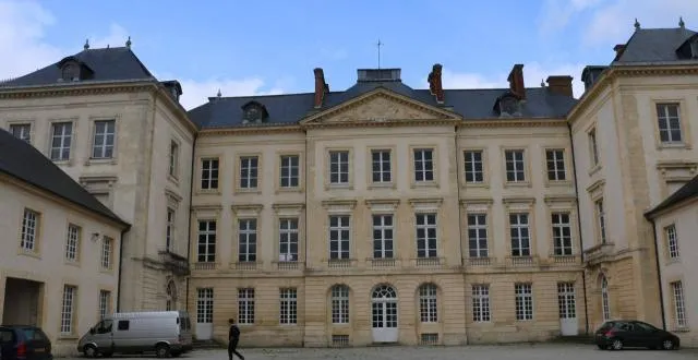 photo le conseil départemental de l’orne loue le palais d’argentré à une école privée hors contrat, qui commencera ses cours à la rentrée de septembre 2018. &copy; archives ouest-france