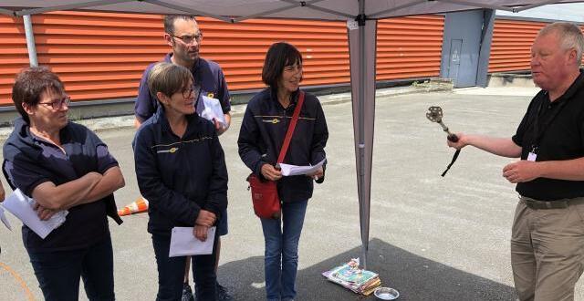 photo les morsures de chien, un problème réel pour les postiers. mercredi 13 juin 2018, les agents du centre de courrier de mayenne ont reçu les bons conseils d’un éducateur canin. © ouest-france