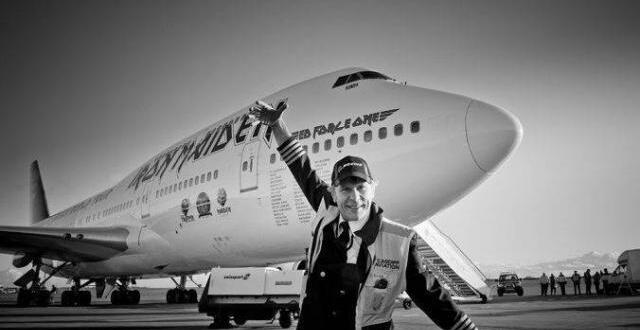 photo bruce dickinson, chanteur d’iron maiden, devant l’avion ed force one, qu’il pilote régulièrement.