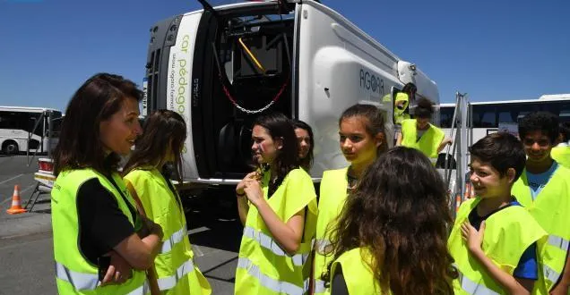 photo transports scolaires. gilet jaune obligatoire à la rentrée &copy; la présidente de la région, christelle morançais, ici avec des collégiens du maine-et-loire, s’est prêté au jeu de la simulation d’accidents en transport scolaire. photo co - laurent combet