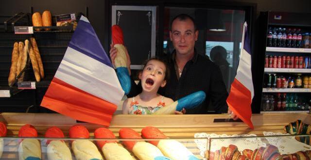 photo christophe guesdon et sa fille, lena, présentent les baguettes bleues, blanches et rouges.