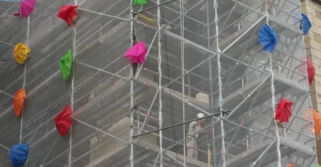 photo les parapluies trop abîmés ne passeront pas l'été.