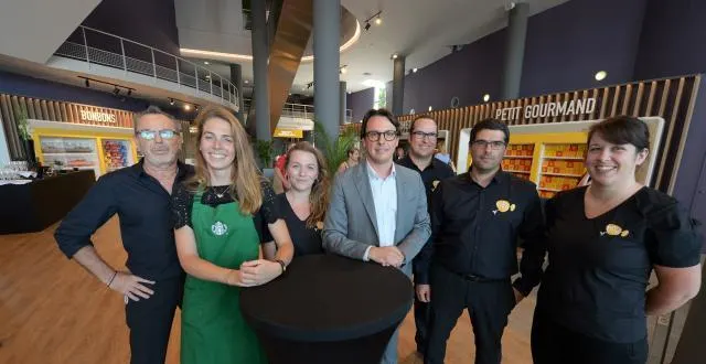 photo une partie de l’équipe du pathé angers autour de son directeur (costume gris), jean hullin, pose dans le hall entièrement rénové.  &copy; sébastien aubinaud