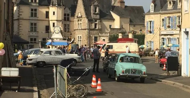 photo des voitures de collection arrivent sur le plateau de tournage, place cardinal-grente, au pied de la cathédrale. &copy; ouest-france