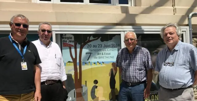 photo les responsables de la règle du jeu devant le cinéma de dinard. &copy; ouest-france