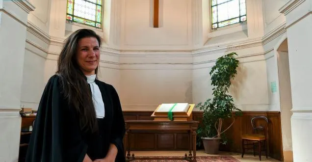 photo le mans. sophie ollier est la plus jeune pasteure de france &copy; le mans, vendredi 24 août. sophie ollier est pasteur au sein du temple protestant du mans depuis deux ans. photo ml - denis lambert