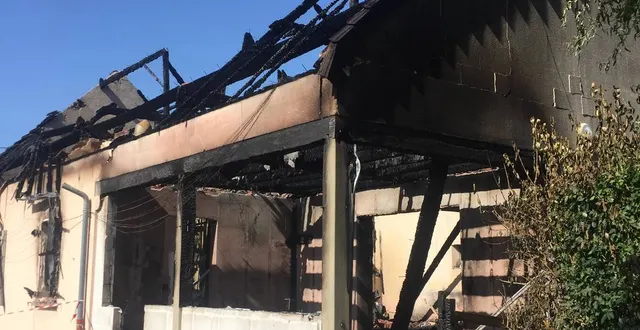 photo maison entièrement détruire par les flammes