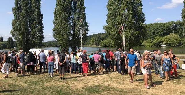 photo devant le spectacle aux allures de cirque des rollimax, les gens se pressent en attendant l’arrivée sur scène du chanteur amir. &copy; ouest-france