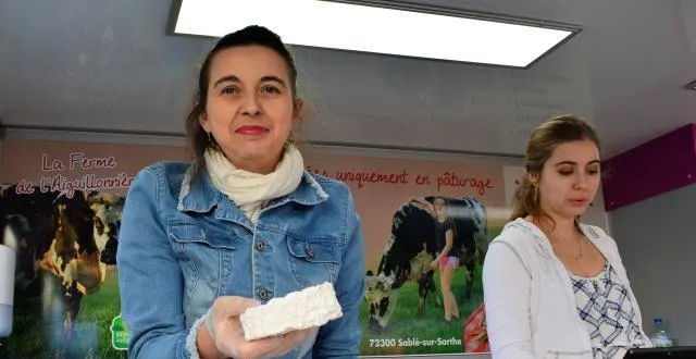 photo ghislaine bodard et sa fille gabrielle sont tous les dimanches à la halle-au-blé.elles vendent directement le fromage qu’elles produisent.  &copy; ouest-france
