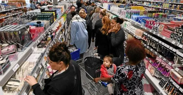 photo angers, rue de létanduère, hier. les rayons du magasin étaient presque trop étroits pour l'ouverture. &copy; photo le courrier de l'ouest - josselin clair