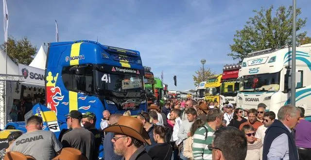 photo dans une ambiance bon enfant et sous un ciel bleu azur, la foule a littéralement inondé les allées des 24?heures camions 2018. &copy; thierry soufflard
