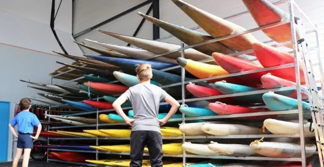 photo les jeunes sportifs du club de kayak n’en reviennent pas de la place qu’offre leur nouveau quartier général. ils le qualifient volontiers de «?palace?». &copy; ouest-france