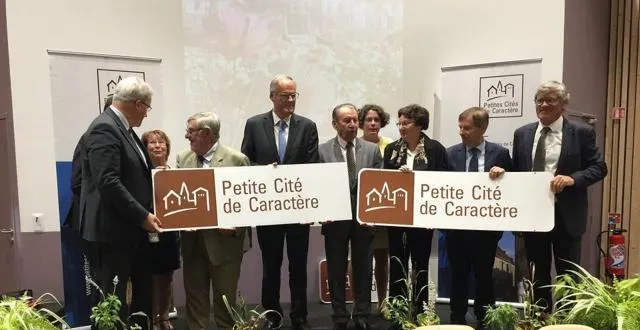photo le 21 septembre, la charte officielle des petites cités de caractère a été signée entre jean-yves houssemaine et patrick toularastel, délégué national de l’association. &copy; ouest-france