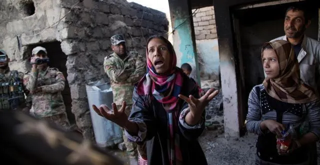 photo mossoul, le 7 novembre 2016. une femme se confie par peur à un officier de l’unité erd après que sa maison a été bombardée par les forces irakiennes. &copy; ali arkady / vii