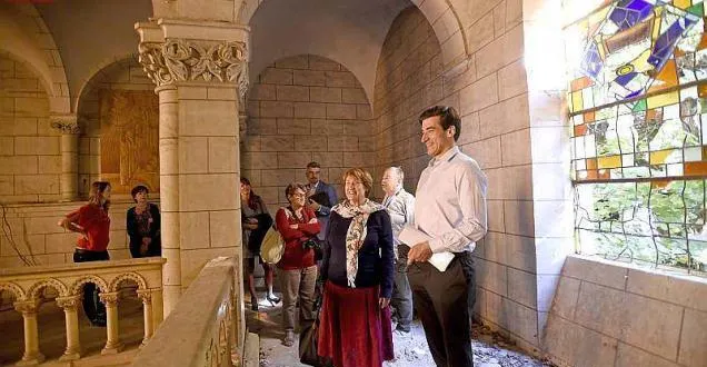 photo malgré les outrages du temps, les vitraux offrent à la chapelle une chaude lumière &copy; marie delage