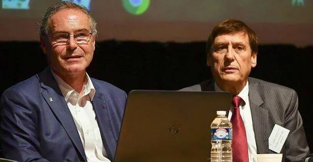 photo le professeur perronne et le docteur gal ont rencontré le grand public ainsi qu'une cinquantaine de médecins sarthois. &copy; photo ml - hervé petitbon