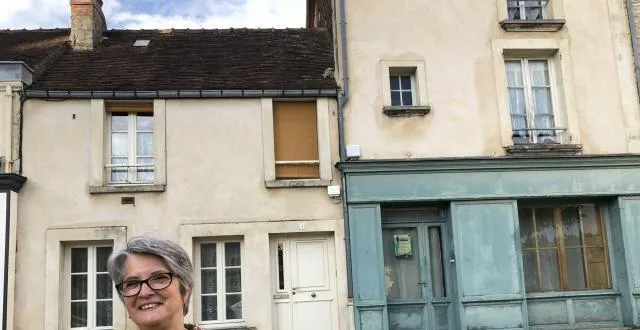 photo brigitte rousseau, la petite-fille de xavier rousseau, devant la maison qu’il habitait à argentan. aujourd’hui, il s’agit des numéros 3 et 5, place saint-germain. &copy; ouest-france